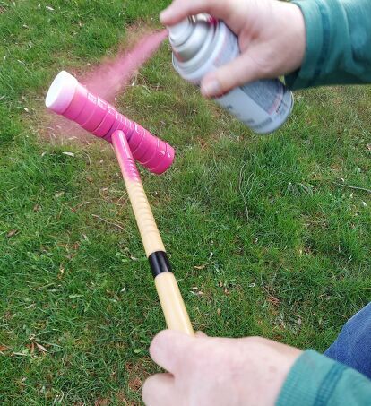 Do you have some old croquet mallets lurking about? My mother picked me up a set from a yard sale a few years ago and we only played once. It was time for them to go or become something more enjoyable! I love Alice in Wonderland and flamingo mallets make the perfect lawn decorations! Materials: Croquet mallets, spraypaint, and flamingos. Oh, don't forget cleaning supplies- rags and rubbing alcohol worked fine for us. Wipe off any dirt or dust and give the croquet mallets a good w… Alice In Wonderland Croquet, Croquet Mallet, Vintage Croquet, Lawn Decorations, Mad Hatter Party, Lawn Decor, To My Mother, Rubbing Alcohol, Yard Sale