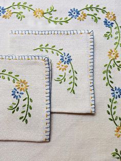 Pastel Techniques, Handkerchief Embroidery, Brazilian Embroidery Stitches, Crochet Edges, Crochet Edge, Table Clothes, Elegant Crochet, Bantal Sofa, Hand Embroidery Patterns Flowers