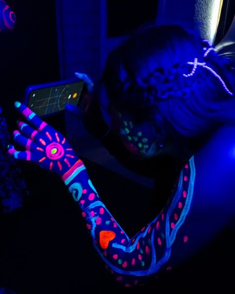 Neon Lights photoshoot 🎨🖤 . . Fotógrafa: @nosoykinji . . #photoshoot #neonlights #neonparty #inspogirl Lights Photoshoot, Senior Photoshoot Ideas, Neon Photoshoot, Senior Photoshoot, Neon Party, Neon Lights, Senior Photos, Photoshoot Ideas, Neon