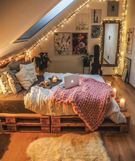 𝐈𝐧𝐭𝐞𝐫𝐢𝐨𝐫𝐲𝐞𝐬𝐩𝐥𝐳 ® (@interioryesplz) • Instagram photos and videos Fall Decor Ideas For Apartments, Bedroom Ideas For Teenage Girl Rooms, Zimmer Diy, Boho Bedroom Design, Bedroom Ideas Aesthetic, Fall Bedroom, Attic Bedroom, Couple Bedroom, Small Room Bedroom