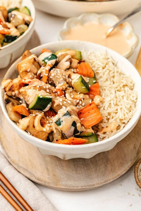 How to make Hibachi at home with this easy hibachi recipe! Turn your home kitchen into a Japanese steakhouse with delicious hibachi bowls filled with rice, chicken, veggies, and homemade yum yum sauce. An easy 30-minute weeknight meal. Hibachi Bowls, Chicken Hibachi, Hibachi Recipe, Easy Hibachi, Homemade Yum Yum Sauce, Hibachi At Home, Chicken Bowls Healthy, Mindful Meals, Healthy Little Peach