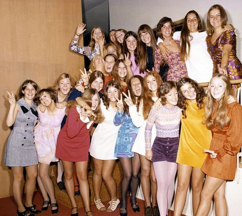 1971. I see a pattern here: Mini Everything. - Choose your own mini skirt here: https://www.beyondyourclouds.com/collections/skirts Miracle Eye, 70s Mode, College Girl Fashion, 60s 70s Fashion, Look Retro, Sorority Girl, Moda Retro, Ribbed Dress, Gal Pal