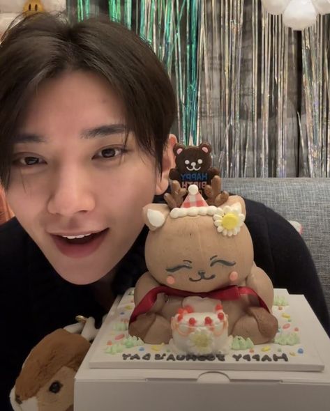 Cake inspiration Birthday Cake Seventeen, Joshua Birthday, His Birthday Cake, Seventeen Joshua, Joshua Seventeen, Evil Twin, Joshua Hong, Pledis Entertainment, Kids Education