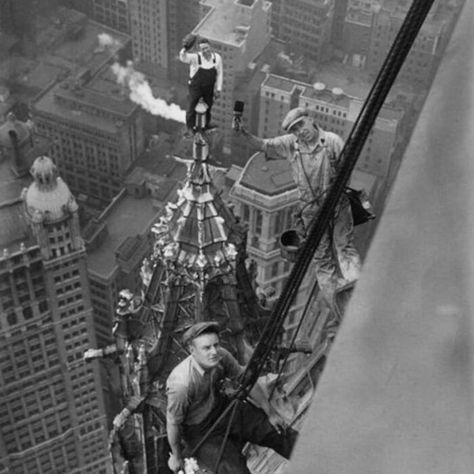 New York City Construction Workers Workers Photography, Selma Alabama, Iron Workers, Tyne Bridge, Woolworth Building, Steel Worker, Historic Pictures, Rare Historical Photos, Unique Photos