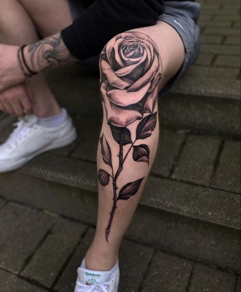 Rose Shin Tattoo, Tattoo Pierna, Rose Tattoos For Men, Forarm Tattoos, Skeleton Hand Tattoo, Original Tattoos, Disney Tattoo, Leg Tattoo Men, Tatuaje A Color