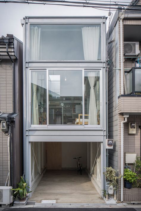 The Kakko House by Yoshihiro Yamamoto (YYAA) Narrow House Designs, Narrow House, Micro House, Japanese Architecture, House Built, Japanese House, Tiny House Design, Small House Design, Apartment Building