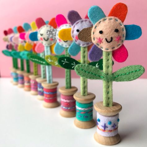 Shirley Rainbow, Easter Wood Crafts, Always Smiling, Spool Crafts, Felt Embroidery, Felt Decorations, Happy Flowers, Easter Crafts For Kids, Little Flowers