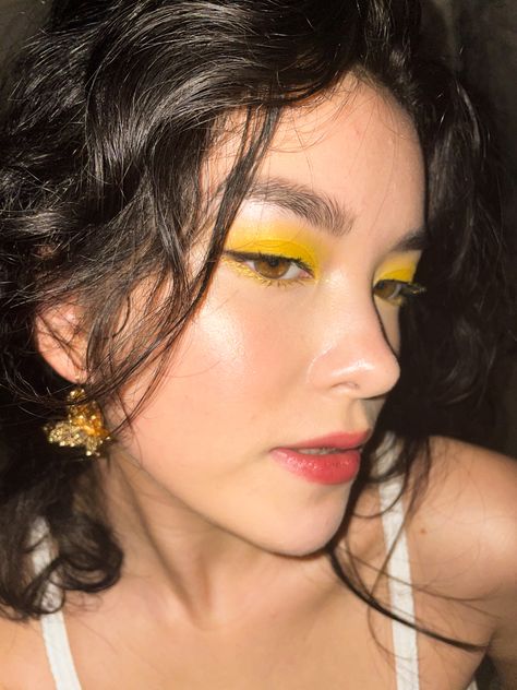 Yellow eyeshadow look Aesthetic Eyeshadow, Eyeshadow Yellow, Yellow Eye Makeup, Funky Makeup, Light Makeup Looks, Yellow Makeup, Yellow Eyeshadow, Web 1, Face Paint Makeup