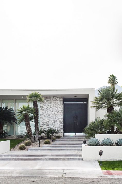 Palm Springs Homes Exterior, Palm Springs House Exterior, Palm Springs Exterior, Exterior Doors Modern, Palm Springs Landscaping, Palm Springs Garden, Palm Springs Homes, Mid Century Palm Springs, Palm Springs Houses