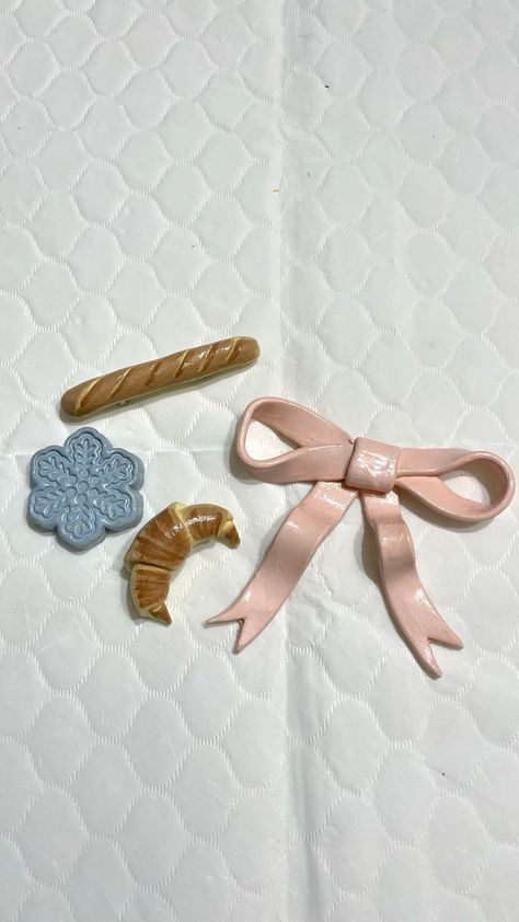 Transform Your Fridge with These DIY Polymer Clay Magnets Over Bake Clay Ideas, Things To Make With Oven Bake Clay, Oven Bake Clay Crafts, Clay Baguette, Baking Clay Ideas, Oven Dry Clay Projects, Oven Clay Ideas, Clay Food Magnets, Oven Baked Clay Ideas