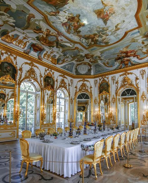 Royal Castle Interior, Modern Kitchen Black, Black And Wood Kitchen, Arte Ganesha, Castle Kitchens, Baroque Interior, Architecture Baroque, European Palace, Palace Interior