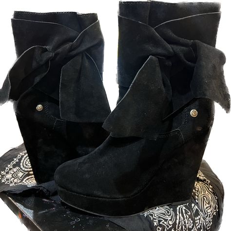 Stunning Tall Wedge Boots With Side Bows And Inside Zip. Tall Wedge Boots, 2000s Stuff, Knee High Wedge Boots, Black Wedge Boots, Goth Shoes, Wedge Heel Boots, Jeans Shoes, Funky Shoes, Black Leather Wedges