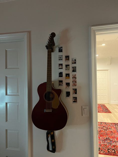 Room Decor Guitar, Guitar On Wall, Cozy Room Ideas, Guitar Room, Guitar Wall, Guitar Girl, Dorm Ideas, Guitar Stuff, Cozy Room