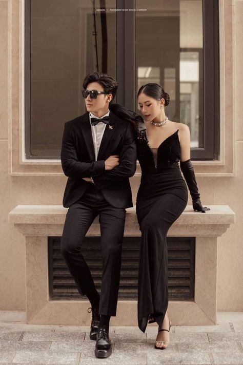 Elegant Prewedding Photoshoot, Prewedding Tema Mafia, All Black Outfit Couple Photoshoot, Mafia Wedding Photoshoot, Elegant Couple Poses, Mafia Couple Photoshoot, Vintage Prewedding Photography, Prewedding Mafia, Prewed Mafia