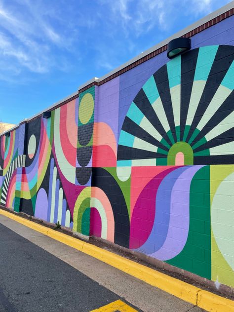 Elementary Mural Ideas, Instagrammable Mural, Wall Mural Ideas Creative, Outdoor Mural Ideas Wall Art, Abstract Mural Wall Street Art, Murals Street Art Inspiration, Colorful Murals Street Artists, School Murals Highschool, Outside Murals