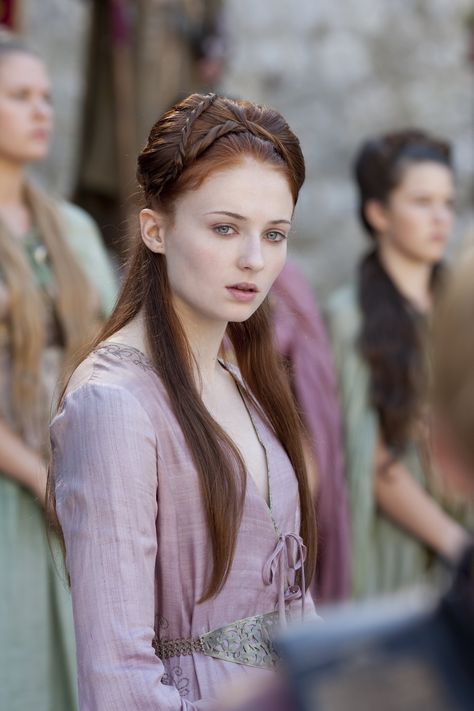 Sansa Stark still from Game of Thrones Season 2- episode 6 Sansa Stark Hair, Game Of Thrones Sansa, Game Of Thrones Costumes, Got Characters, Gra O Tron, Sansa Stark, Sophie Turner, Serie Tv, Redheads