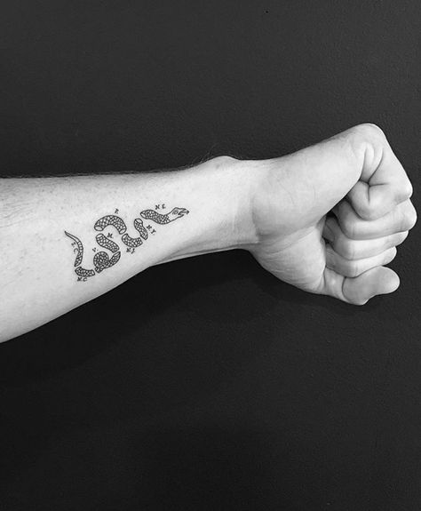 Join or Die Join Or Die Tattoo, Historical Tattoos, Meaningful Symbol Tattoos, American Wallpaper, Cobra Tattoo, Patriotic Tattoos, Abstract Tattoo Designs, Military Images, Western Tattoos