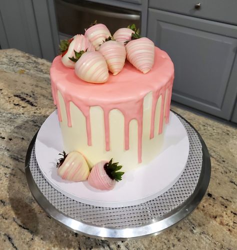 Cakes With Chocolate Strawberries, Bday Desserts, White Drip Cake, Cake With Chocolate Covered Strawberries, Infused Desserts, White Chocolate Covered Strawberries, Extreme Cakes, 19th Birthday Cakes, Baked Items