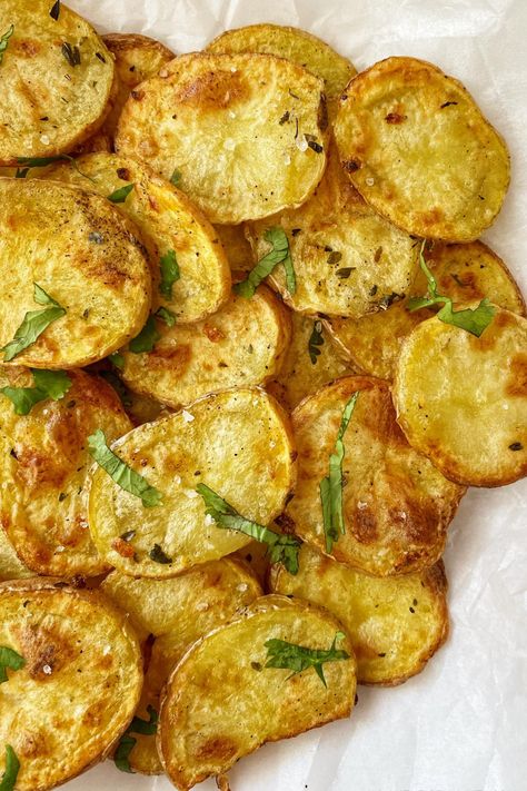 Air Fryer Potato Slices Air Fryer Potato Crisps, Crispy Potato Slices, Crisps In Air Fryer, Air Fryer Potatoes Slices, Air Fryer Sliced Potato Recipes, Air Fryer Potato Slices, Air Fryer Sliced Potatoes, Sliced Potatoes In Air Fryer, Potato Slices In Air Fryer