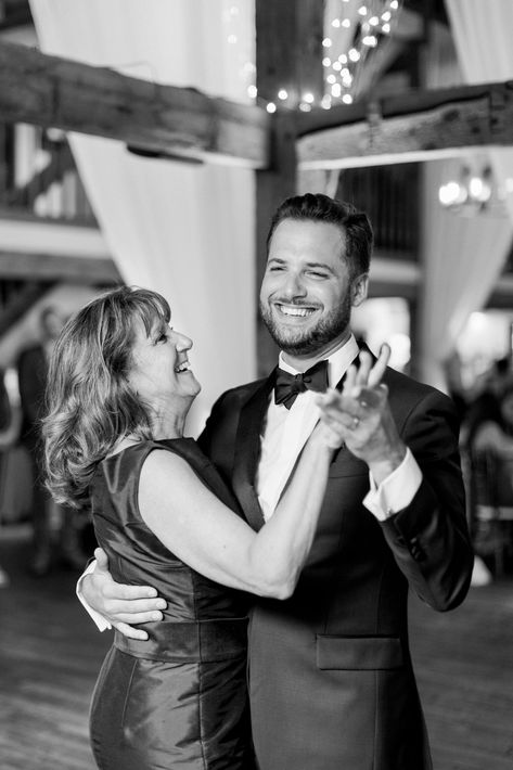 Wedding Shots With Family, Mother Son Dance Photos, Wedding Reception Pictures Ideas, Wedding Picture Ideas Ceremony, Groom With Family Photo Ideas, Mother Of Groom Photos, Groom And Mother Photos, Wedding Photos Groom And Mother, Mother Groom Photos