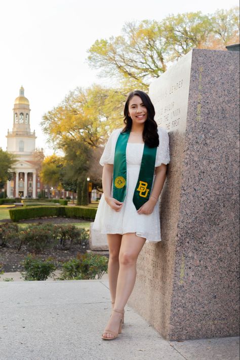 Graduation Photos! College! Outfit Ideas! Baylor Graduation Pictures, Social Work Graduation Pictures, Baylor Graduation, College Grad Photos, Outdoor Senior Pictures, Senior Photography Inspiration, College Graduation Pictures Poses, College Graduation Photos, Senior Photography Poses