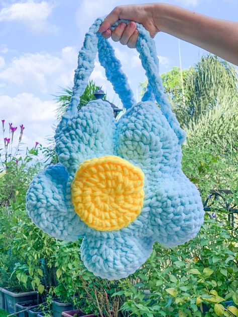 A super cozy and soft bag for everyday outings! Crochet Bag Fluffy Yarn, Crochet Bag With Chunky Yarn, Flower Bag, Flower Center, Star Flower, Crochet Bag Pattern, Chunky Yarn, Yarn Needle, Star Patterns