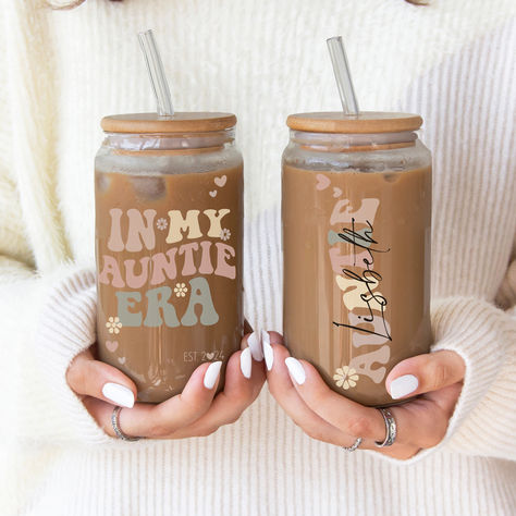 Surprise your loved ones with this personalized "Auntie Era" glass – the perfect way to reveal your pregnancy! Whether you're making the big announcement or celebrating the new role, this stylish iced coffee glass is a memorable keepsake. Customizable and durable, it's ideal for daily use or as a thoughtful gift. Make your pregnancy reveal extra special – order your custom glass today! Auntie Era, Bride Tumbler, Bachelorette Tumblers, Wedding Tumblers, Circuit Ideas, Pregnancy Announcement Gifts, Mom Era, Personalized Bride, Year 3