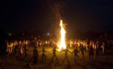 Ivan Kupala festival near Rakov. Summer Scenes, Festivals Around The World, Free City, Beltane, Summer Solstice, Camp Half Blood, June 22, Dark Photography, Health Lifestyle