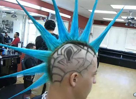 Nice mohawk 80s Punk Outfits, Liberty Spikes, Punks 70s, Punk Mohawk, Punk Rock Girl, Mohawk Haircut, Mohawk Hairstyles Men, Punk Boy, Mohawks