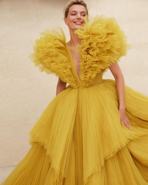 Pin • Instagram Yellow Evening Gown, Nicole Felicia, Fashion Show Themes, 2022 Couture, Fancy Gowns, Pretty Prom Dresses, Trendy Fall Outfits, Gala Dresses, Mode Inspo