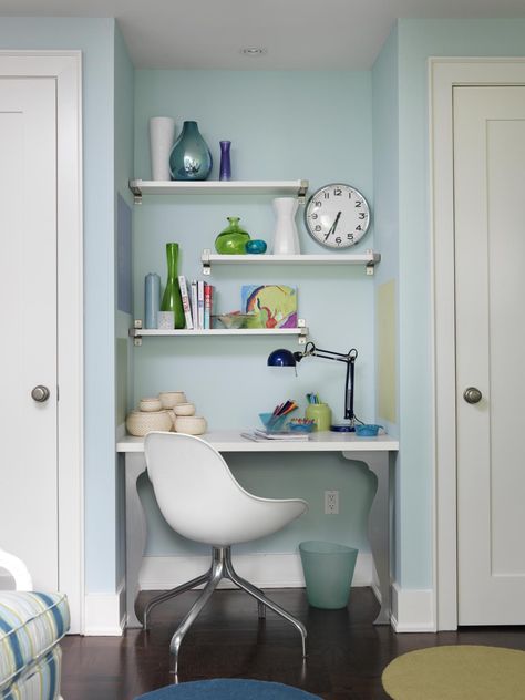 Sarah filled a small, awkward gap between the two closets in the tween bedroom with a built-in workstation. Squares of chalkboard paint in pale yellow, green and lavender add splashes of color and provide a place for expression. Small Mobile Homes, Desk Nook, Tiny Home Office, Sarah Richardson Design, Tiny Office, Sarah Richardson, White Floating Shelves, Small Home Offices, Office Nook