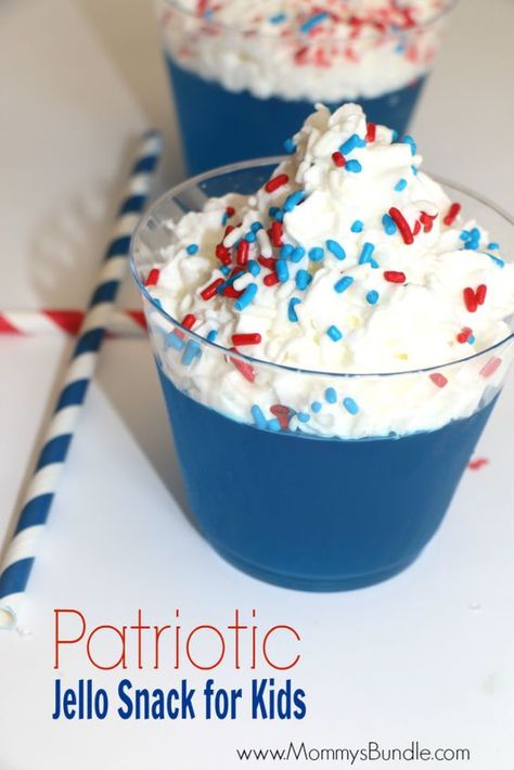 Super EASY, festive red, white and blue jello snacks for kids! Jello Snacks, Red White Blue Jello, Patriotic Jello, Red White And Blue Jello, Easy Holiday Snacks, Patriotic Snacks, Labor Day Crafts, Blue Snacks, Blue Jello