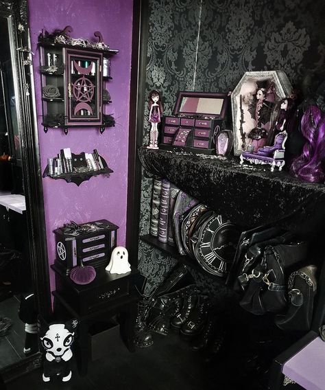 Black And Purple Gothic Bedroom, Goth Glam Bedroom, Trad Goth Room, Purple Gothic Bedroom, Purple And Black Room, Navidad Dark, Gothic Rooms, Vampire Room, Room Decor Goth