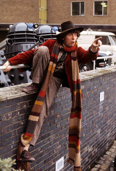 The fourth doctor "a hat-based guide to doctor who." Dr Who Tom Baker, Doctor Who Scarf, Tom Baker, 4th Doctor, Classic Doctor Who, Jelly Babies, First Doctor, Wibbly Wobbly Timey Wimey Stuff, Torchwood