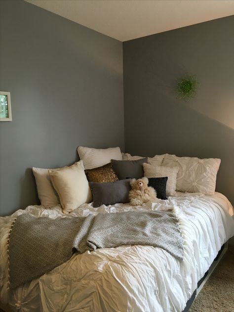 I like to put beds in corners so I can pile on a cozy cluster of pillows. Cozy Bed No Headboard, Beds In The Corner Of The Room Ideas, Beds Up Against Wall, Full Size Bed In Corner, Bedroom Inspo Corner Bed, Bedroom Decor Corner Bed, King Size Bed In Corner, Bedroom Corner Wall Ideas, Pillows In Corner Of Bed