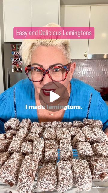 Fancy Desserts Videos, Delicious Easy Desserts, Australian Lamingtons, Lamington Cake Recipe, Lamington Recipe, Lamingtons Recipe, Australian Recipes, Cake Receipe, Frosty Recipe