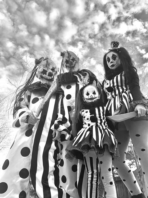 Diy Creepy Clown Costume For Women, Group Clown Costumes, Halloween Costumes Creepy Horror, Diy Clown Outfit Women, Scary Carnival Costumes, Killer Clown Costume Women Diy, Creepy Clown Photoshoot, Killer Clown Halloween Costume, Clown Family Halloween Costumes