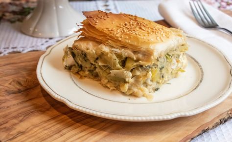 PRASSOPITA: LEEK & FETA PIE Feta Pie, Dimitras Dishes, Lenten Recipes, Quiche Recipes Easy, Easter Dishes, Greek Beauty, Greek Cooking, Phyllo Dough, Savoury Baking