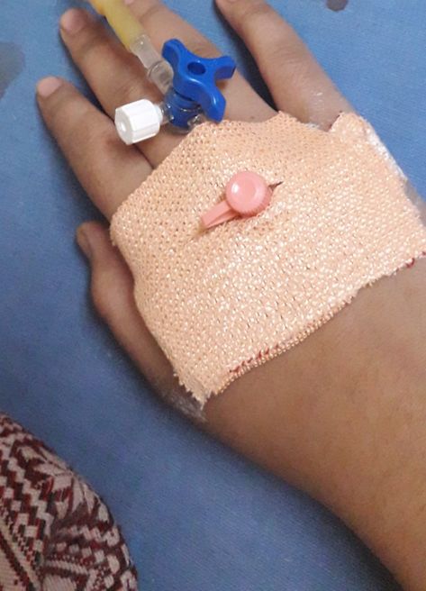 Canular On Hand, Cannula Hand Hospital, Finger Cuts Snapchat, Canular On Hand Snap, Finger Cut Fake Story, Medicine Snap Story, Hand With Drip In Hospital Real, Buttocks Acne, Injection Hand Pic