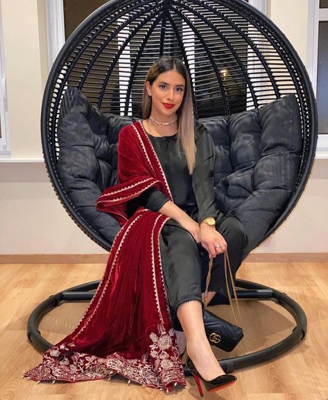 Pakistan Style Lookbook’s Instagram post: “@hiraasyed #PakistanStyleLookbook” Pakistani Dresses Party Wear, Outfit For Dinner, Pakistan Street, Pakistani Dresses Party, Black Dupatta, Velvet Dupatta, Pakistan Street Style, Black Lover, Velvet Dress Designs