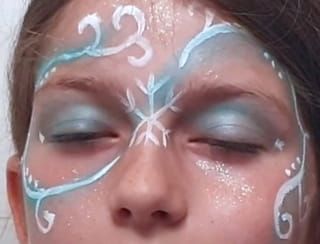 Maquillage Elsa reine des neiges frozen facile pour enfant grimage tuto Elsa Face Paint, Frozen Face Paint, Ice Queen Makeup, Elsa Face, Mime Face Paint, White Eyeliner Pencil, Homemade Face Paints, Christmas Face Painting, Frozen Face