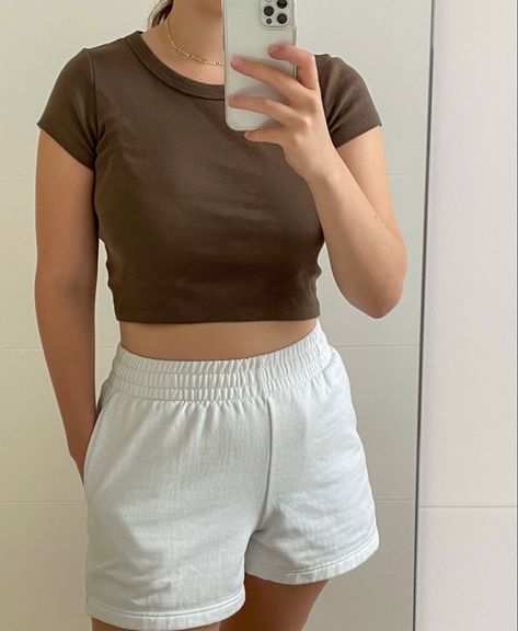 Brown tshirt with white shorts White Sweat Shorts Outfit, Crop Tshirt Outfit, Brown Tshirt Outfit, Brown Converse Outfit, Sweat Shorts Outfit, Grey Shorts Outfit, White Sweat Shorts, Hot Crop Tops, Tracksuit Shorts