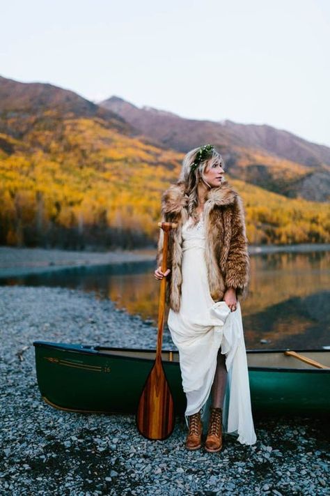 a boho lace wedding dress, a faux fur coat, a greenery crown and brown leather boots Winter Wedding Boots, Bohemian Chic Weddings, Wedding Fur, Chic Wedding Dresses, Wedding Boots, Winter Elopement, Winter Bride, Boutique Wedding, Bridal Jacket