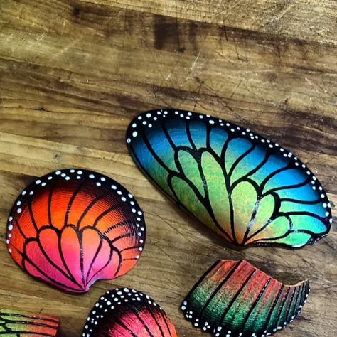 Butterfly Shell Tattoo, Turtle Shell Painting Ideas, Shell Painting Ideas Easy, Painted Shell Ideas, Painting On Shells Seashells Ideas, Painting On Seashells Ideas, Painted Shells Seashells Ideas, Painted Seashells Ideas, Paint On Shells