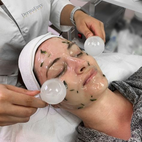 Extractions Facial Videos, Aesthetician Aesthetic, Esthetician Facials, Getting A Facial, Facial Aesthetic, Facial Services, Spa Aesthetic, Esthetician Inspiration, Ice Globes