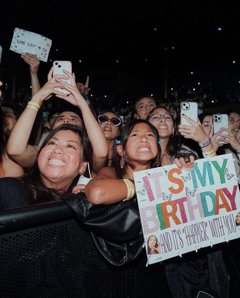 Concert Birthday Signs, Usher Concert, Billie Concert, Concert Signs, Concert Vibes, Concert Crowd, Career Vision Board, Banner Ideas, Successful Career