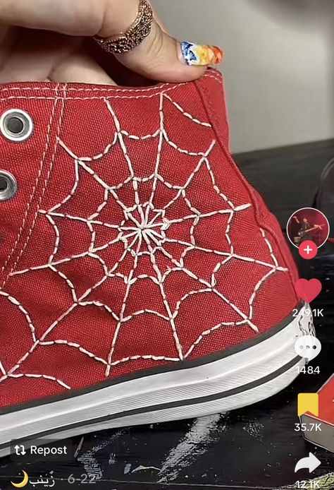 Marvel Embroidery, Shoe Painting Ideas, Drawing On Shoes, Spiderman Embroidery, Converse Drawing, Converse Ideas, Custom Converse Shoes, Sneakers Art, Embroidered Converse