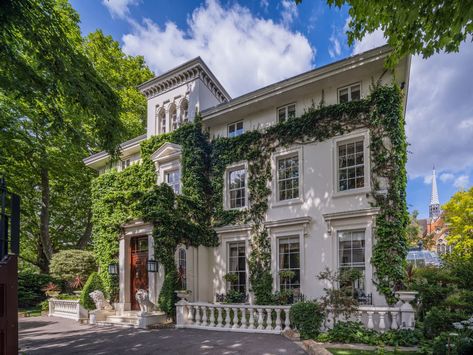 What do dancer Michael Flatley and Victorian-era royal mistress Lillie Langtry have in common? They’ve both lived in this London mansion, which is now on the market for £26 million (US$32.9 million). Lillie Langtry, Michael Flatley, London Mansion, Spa Bar, London Country, A Royal Affair, Lord Of The Dance, London Baby, London Bars