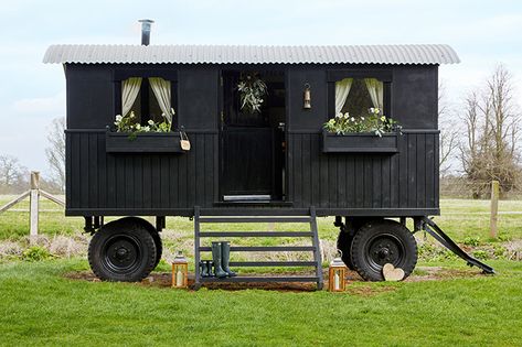 Nine absolutely beautiful shepherd’s huts for dreamers, writers and those who just want a bolt hole at the end of the garden Katharine Pooley, Garden Room Ideas, Hut House, Camping 101, Boho Life, Shepherds Hut, She Sheds, Private House, Garden Buildings