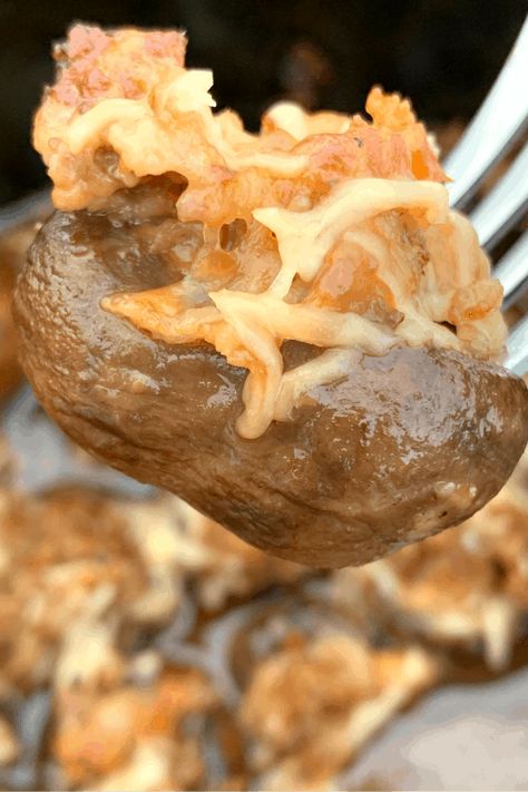 slow cooker sausage stuffed mushroom on a fork Crock Pot Stuffed Mushrooms, Crockpot Stuffed Mushrooms, Party Food Crockpot, Crockpot Mushrooms, Crockpot Italian Sausage, Mozzarella Appetizers, Food Crockpot, Mushrooms Stuffed, Sausage Parmesan